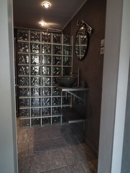 Les Vergers Bathroom
