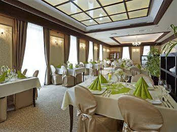 Hotel Stefanik (هتل استفانیك) 