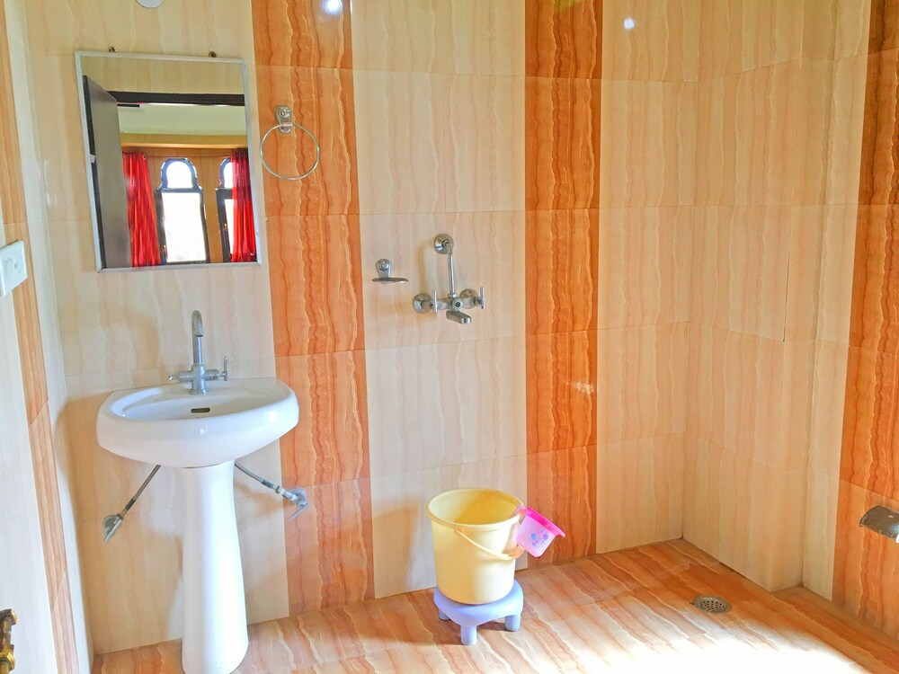 Hotel Marina Mahal Bathroom
