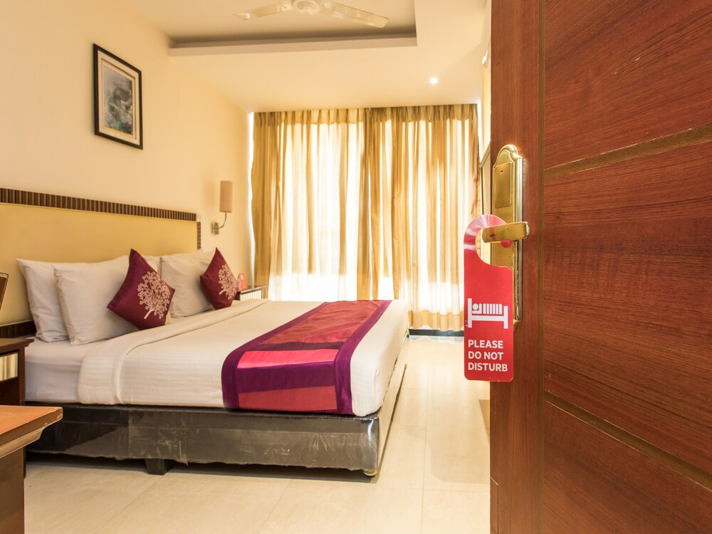 Oyo 10215 Hotel Nandi Guestroom