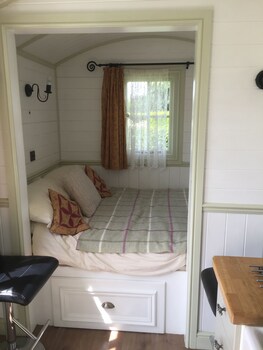 Dawn Chorus Holidays Guestroom