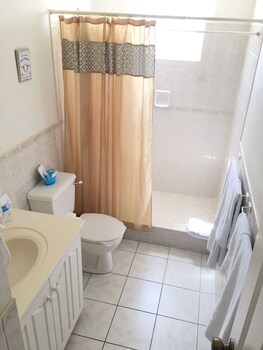 Cumber's Tropical Apartments Bathroom
