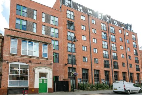 1br Apartment In A Beautiful Building Walking Distance From The Curve Theatre 