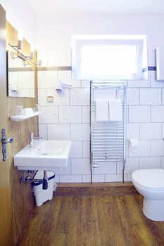 Hotel Restaurant Zur Linde Bathroom