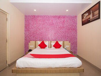 Oyo 12260 Traveler's Inn Guestroom