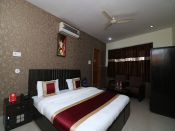 Oyo 9848 Hotel Dev Palace Guestroom