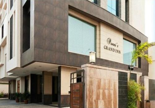 Ponnis Grand Inn (پونیس گرند این) 