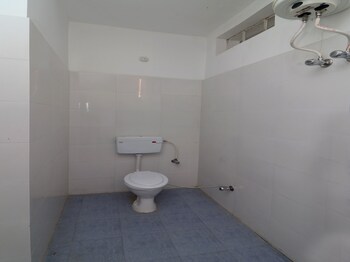 Oyo 15022 Snow Point Inn Bathroom