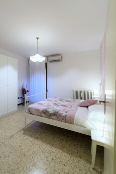 Isa Apartment 3 Guestroom