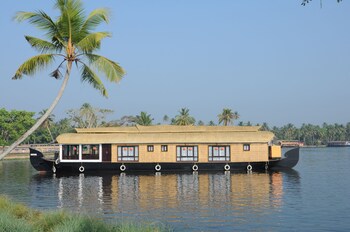 Cosy Houseboats Featured Image