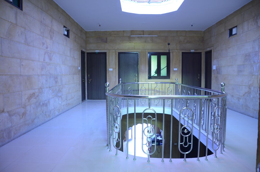 Hotel Marina Mahal Hallway