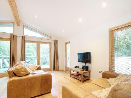 1 Streamside Looe 