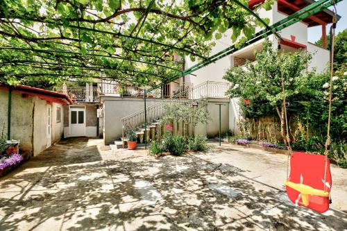 Lanza Apartments 