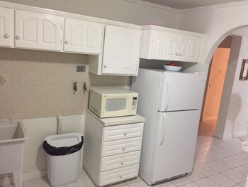 Cumber's Tropical Apartments In-Room Kitchen