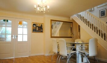 Annies Cottage Emsworth 400255 In-Room Dining