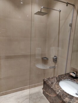 Hotel Maple Grand Bathroom