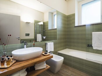 Relais San Giuliano Bathroom