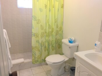 Cumber's Tropical Apartments Bathroom