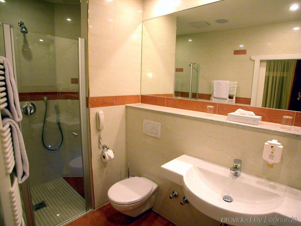 Hotel Mack (هتل ماک) 