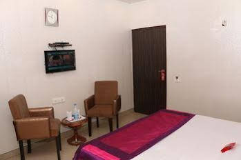 Oyo Rooms D Block Model Town Extension 