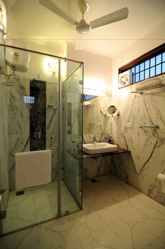 Hotel Gitanjali By Expand Bathroom