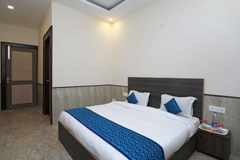 Hotel Redisston @ Noida Guestroom