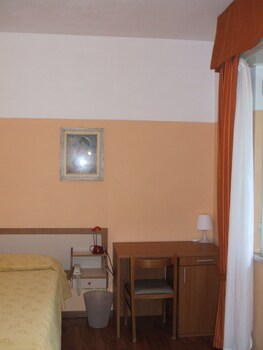 Hotel Tirreno Guestroom