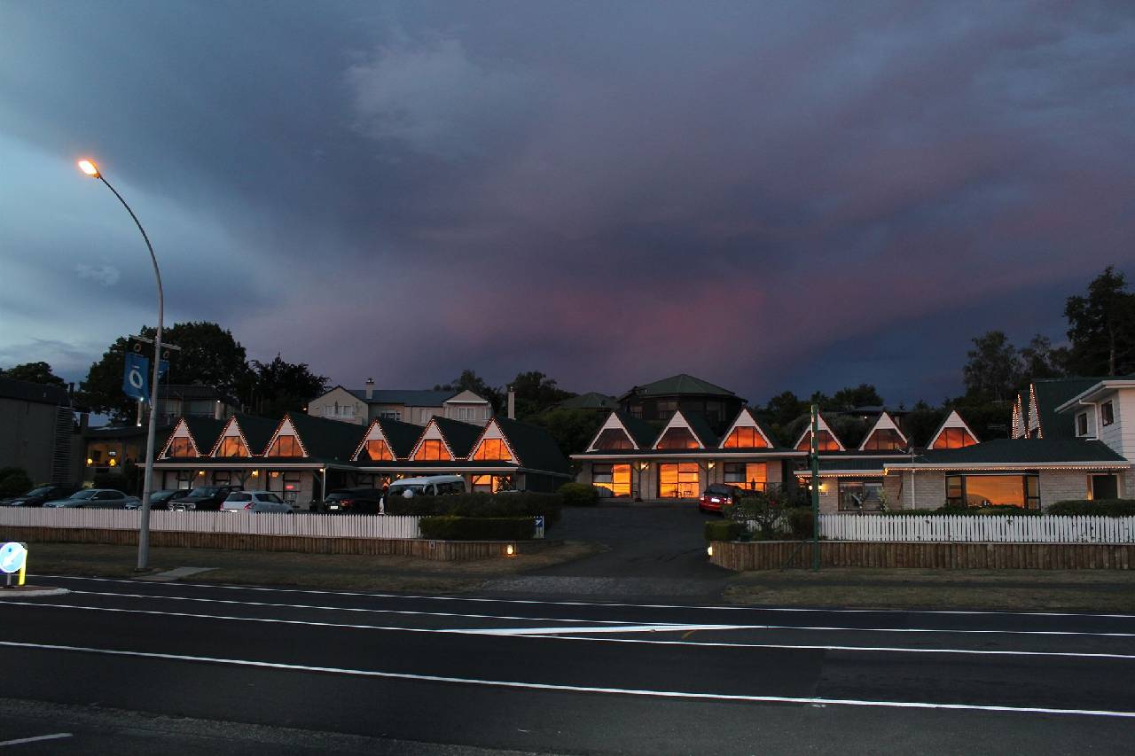 Gables Lakefront Motel 