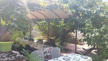 Chambre D'hôtes Chez Laurence (چامبر دهôتس چز لاورنس) Outdoor Dining