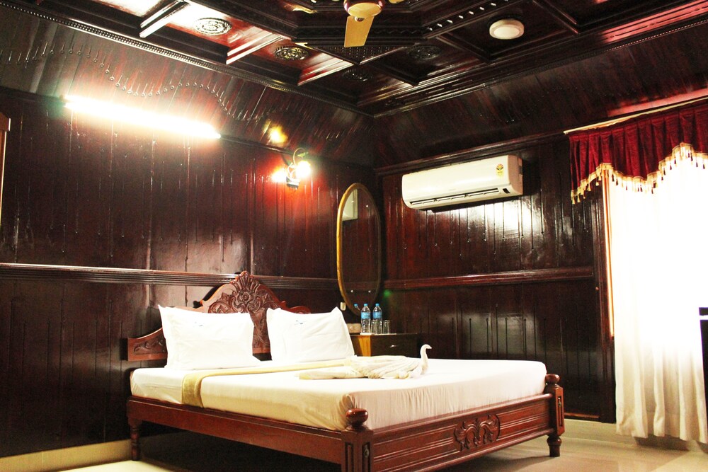 Black Beach Resort Guestroom