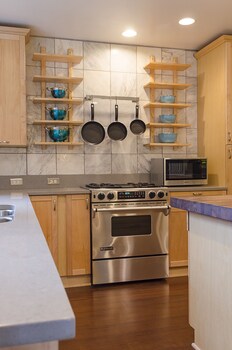 6 Luxurious 6br Seattle Home In-Room Kitchen