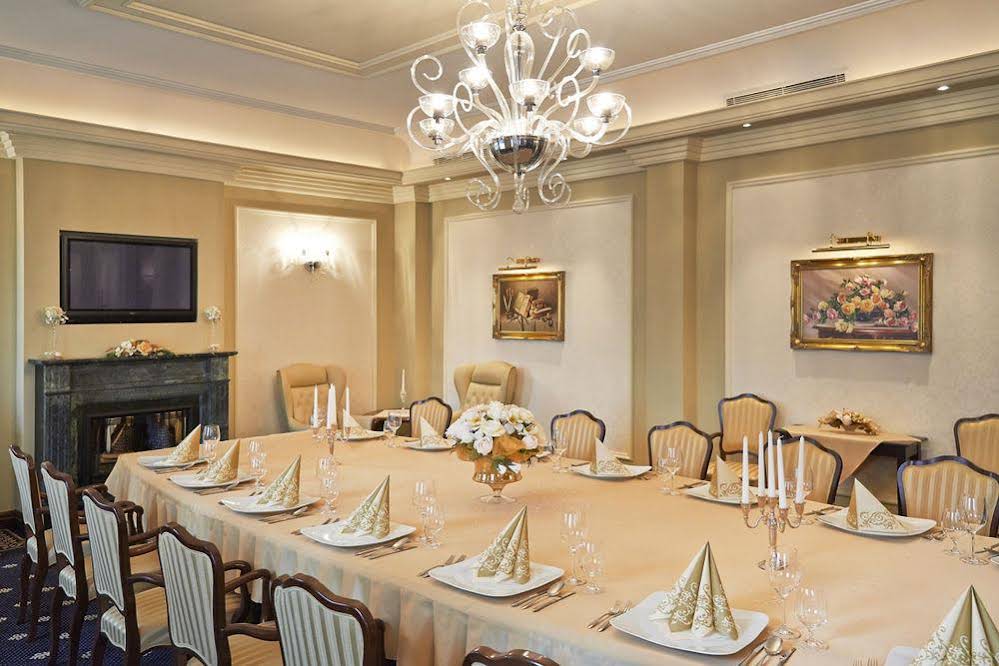 Hotel Stefanik (هتل استفانیك) 