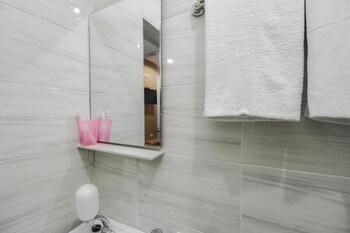 Reddoorz Plus Near Galaxy Bekasi Bathroom
