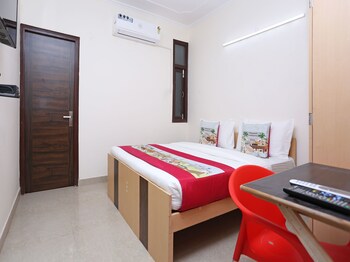 Oyo 9381 Near Dlf Cyber City Guestroom