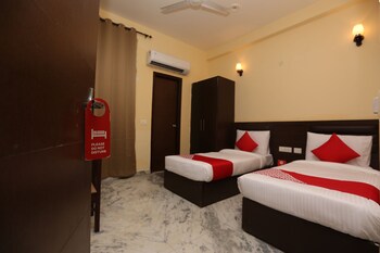 Oyo 16562 Flagship Sector 11 Guestroom