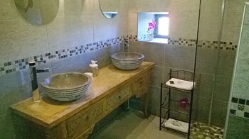 Le Mas Des 5 Fontaines. Chambres D'hôtes Bathroom