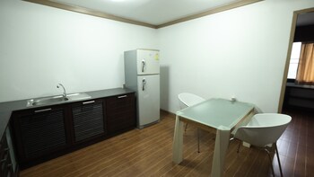 Nontsee Apartment In-Room Dining