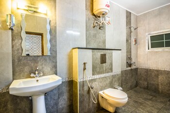 Hotel Landmark Bathroom