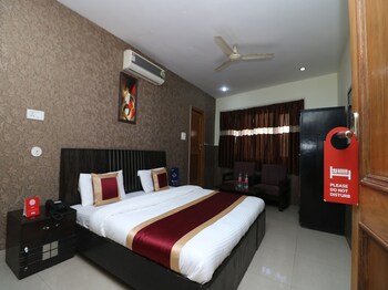 Oyo 9848 Hotel Dev Palace Guestroom
