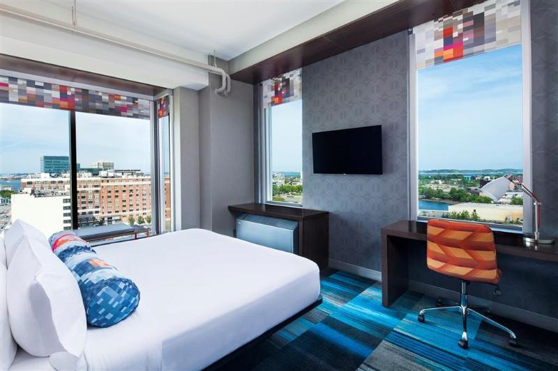 Aloft Boston Seaport District Room