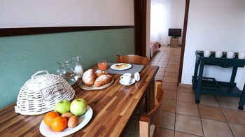 Bed And Breakfast D&d In-Room Dining