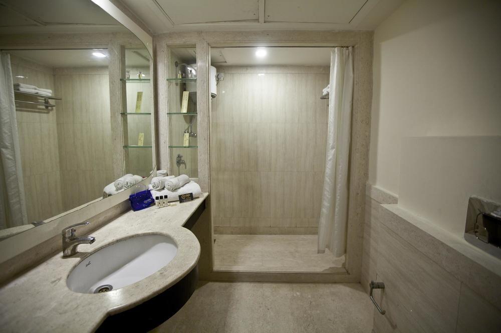 Oyo Premium Sikandarpur Metro 2 