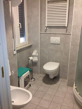 Hotel Dora Bathroom
