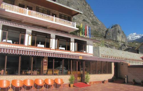 Yarlam Resort 