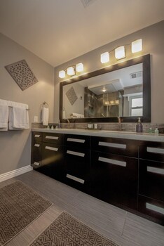 Immaculate 4bed 7min To Vegas Strip Bathroom Sink