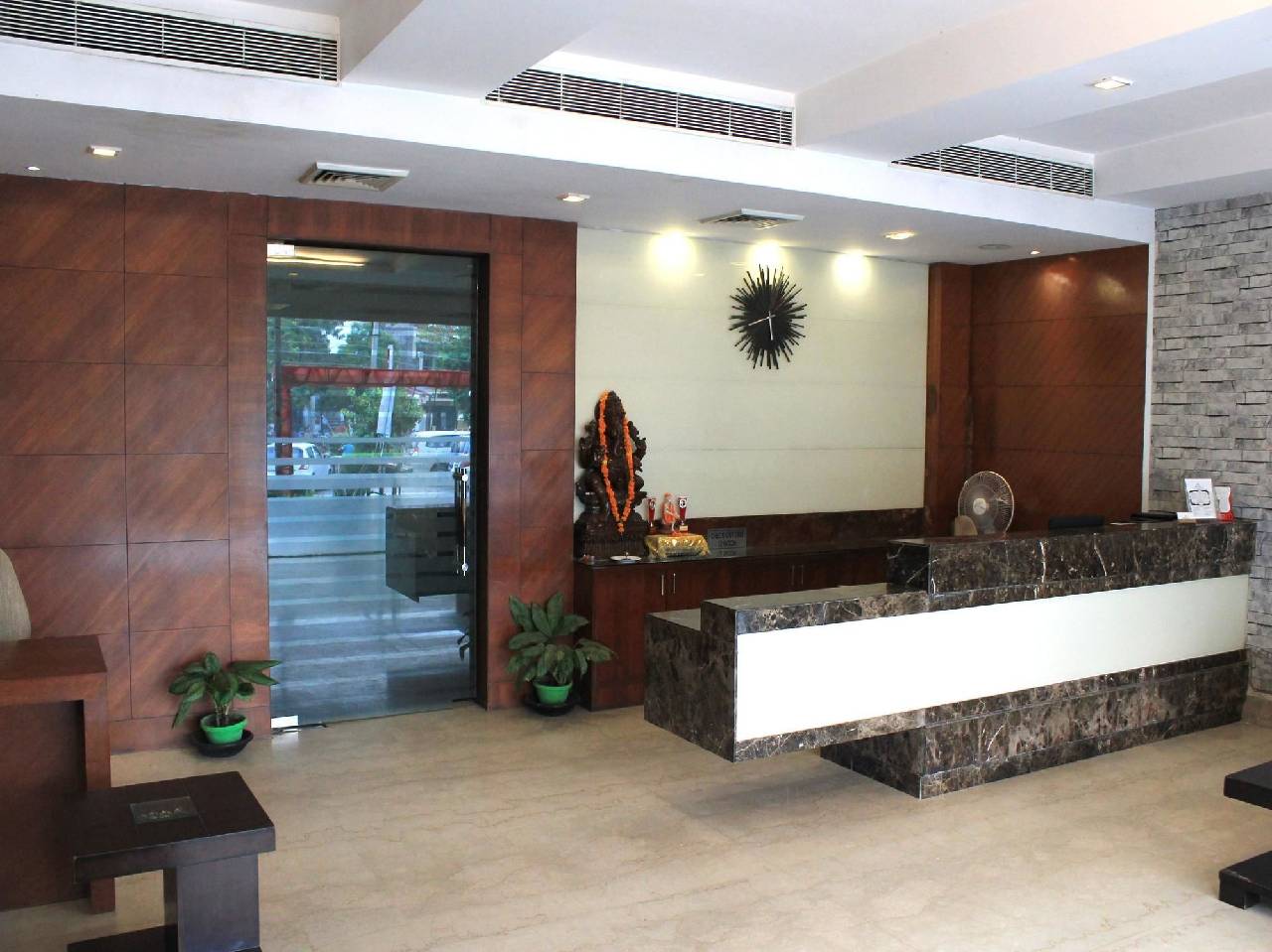 Oyo Premium Neelam Chowk 