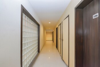 Oyo 18803 Smart Inn Hallway