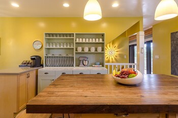 6 Luxurious 6br Seattle Home In-Room Kitchen