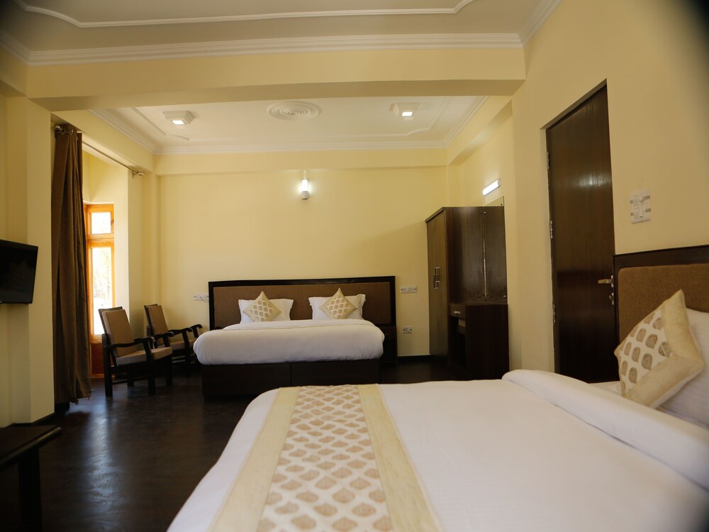 Oyo 11490 Hotel Royal Hill Guestroom