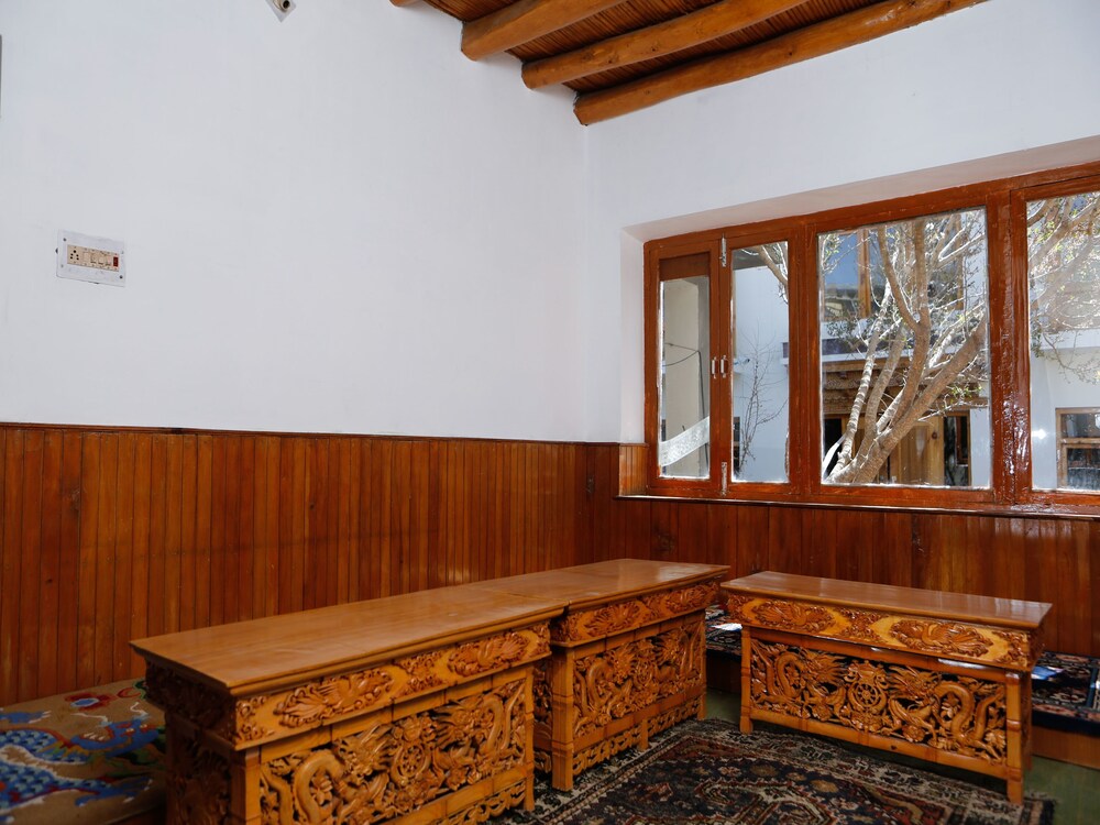 Oyo 11490 Hotel Royal Hill Lobby